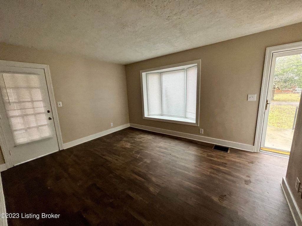 Photo of 4004 Carol Rd, Louisville, KY 40218 (MLS # 1719189)