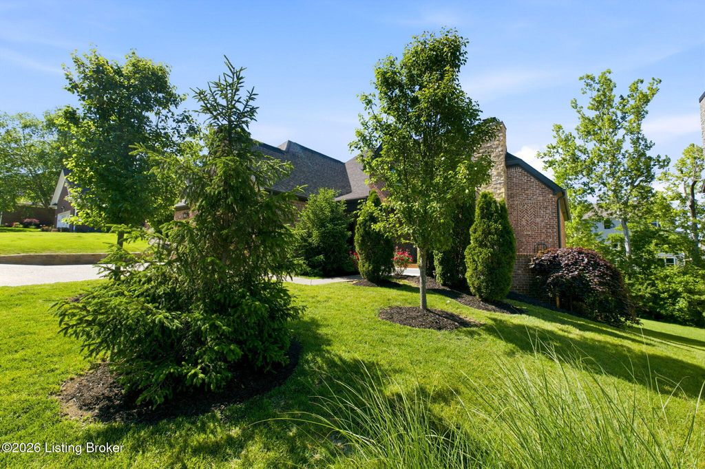 Photo of 616 Davenport Dr, Louisville, KY 40245 (MLS # 1717212)