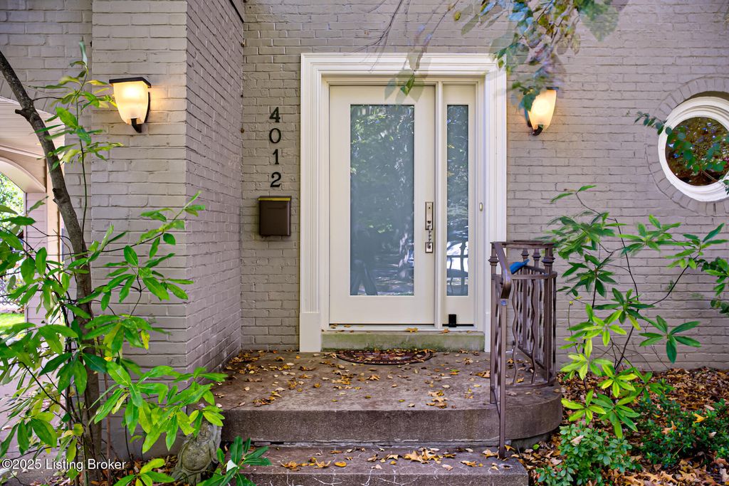 Photo of 4012 Saint Ives Ct, Norbourne Estates, KY 40207 (MLS # 1711815)