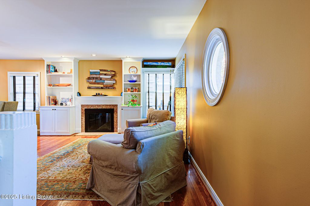 Photo of 4012 Saint Ives Ct, Norbourne Estates, KY 40207 (MLS # 1711815)