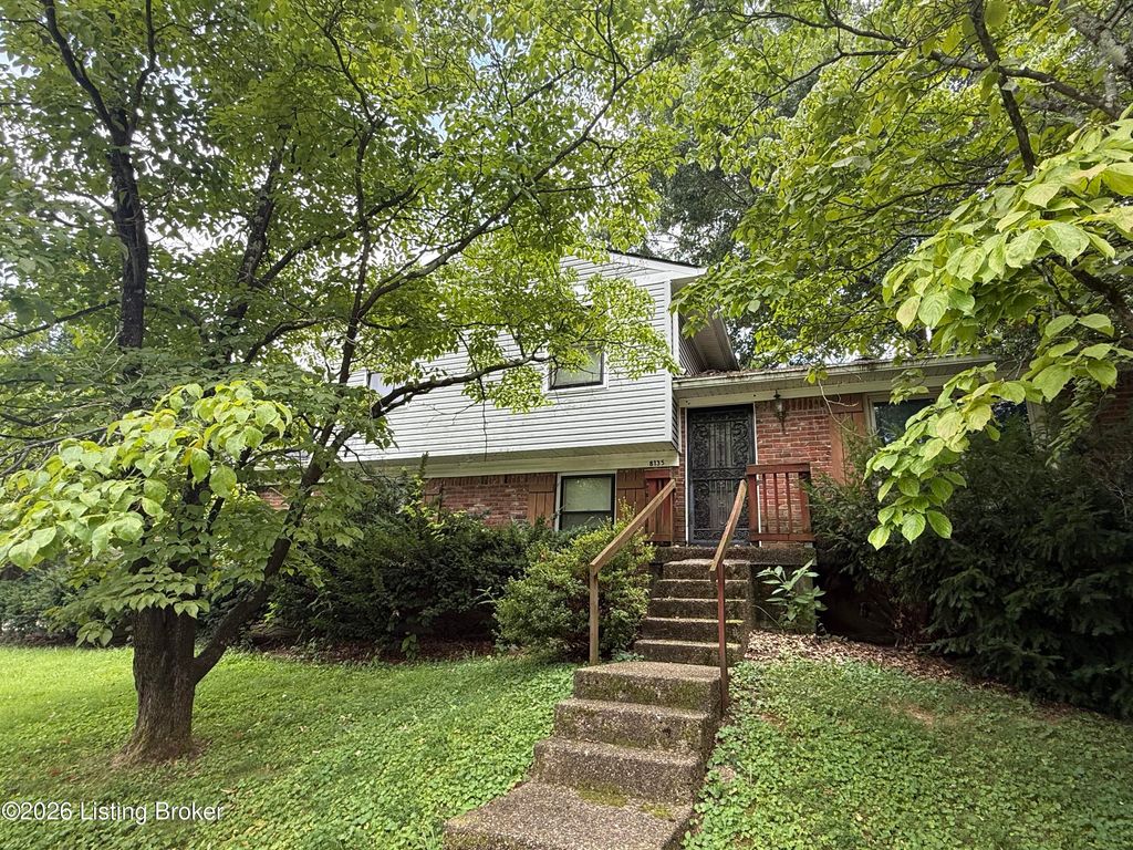 Photo of 8135 Rochelle Rd, Louisville, KY 40228 (MLS # 1723994)