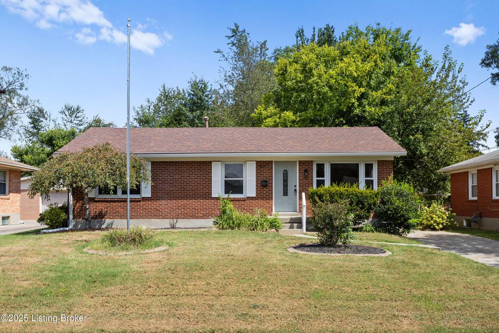 Photo of 6007 Middlerose Cir, Louisville, KY 40272 (MLS # 1701344)