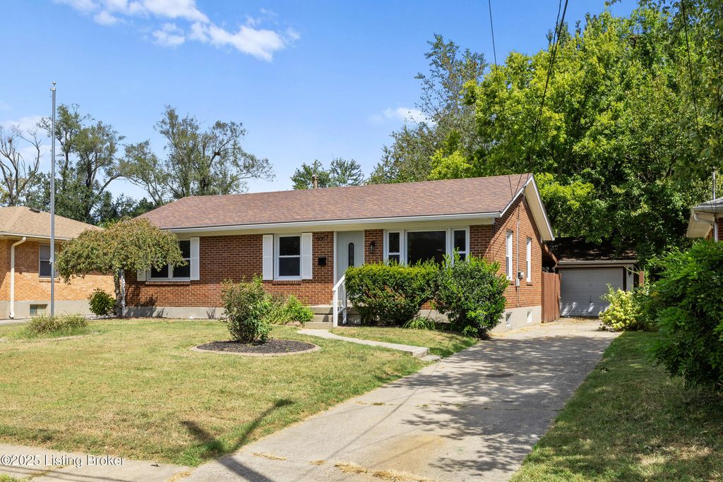 Photo of 6007 Middlerose Cir, Louisville, KY 40272 (MLS # 1701344)