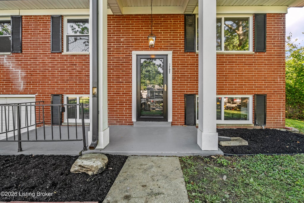Photo of 1702 Beaumont Dr, Clarksville, IN 47129 (MLS # 1721402)