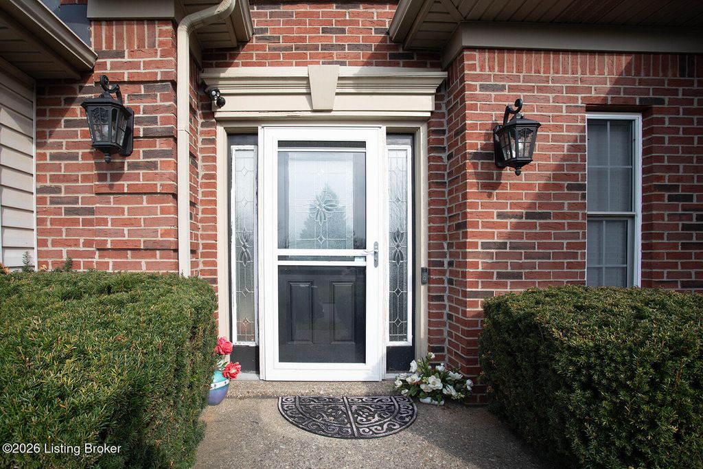 Photo of 10112 Springhurst Gardens Cir, Louisville, KY 40241 (MLS # 1712457)