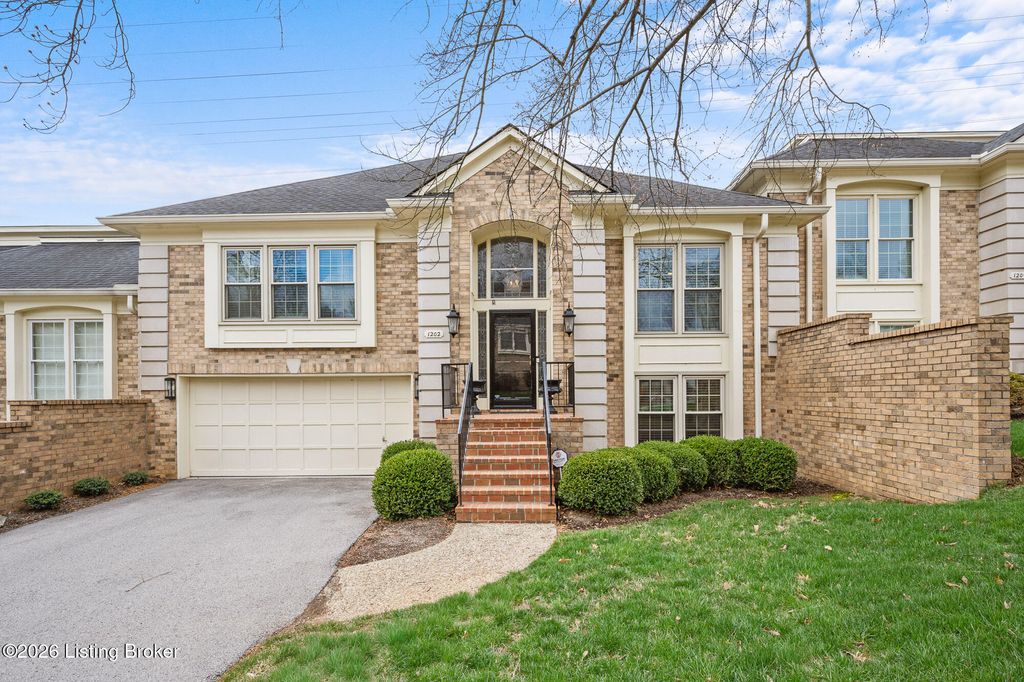 Photo of 1202 Wellington Pl, Louisville, KY 40207 (MLS # 1712278)