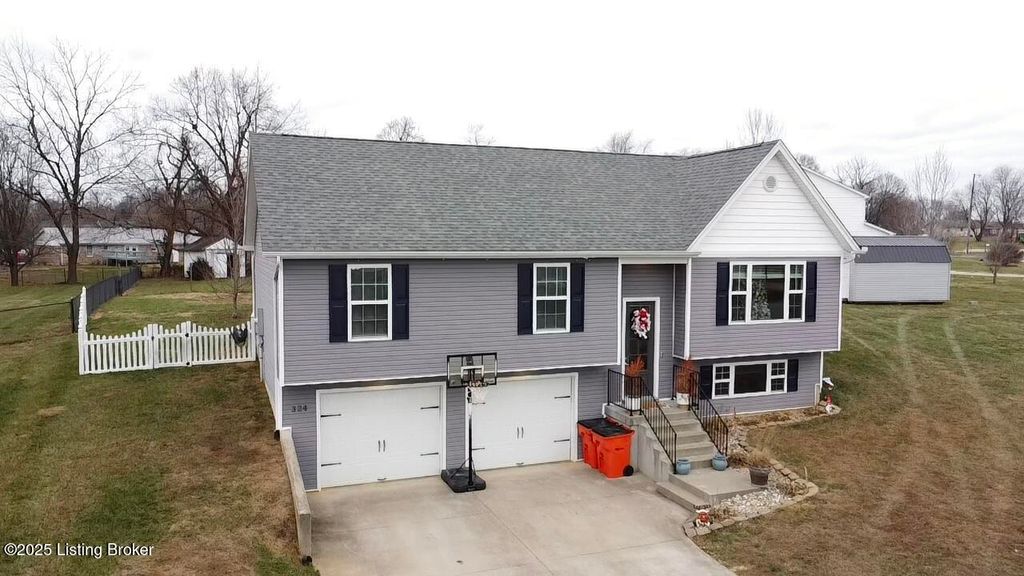 Photo of 324 Harness Ct, Elizabethtown, KY 42701 (MLS # 1705526)