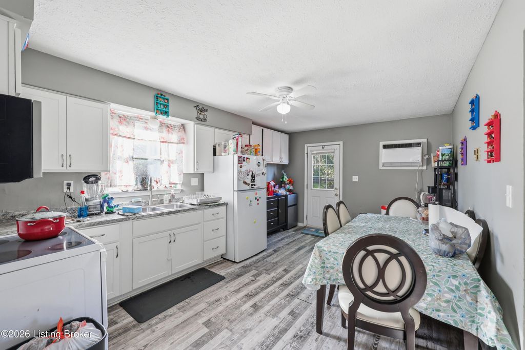 Photo of 67 Arbor Green Ln, Shelbyville, KY 40065 (MLS # 1711918)