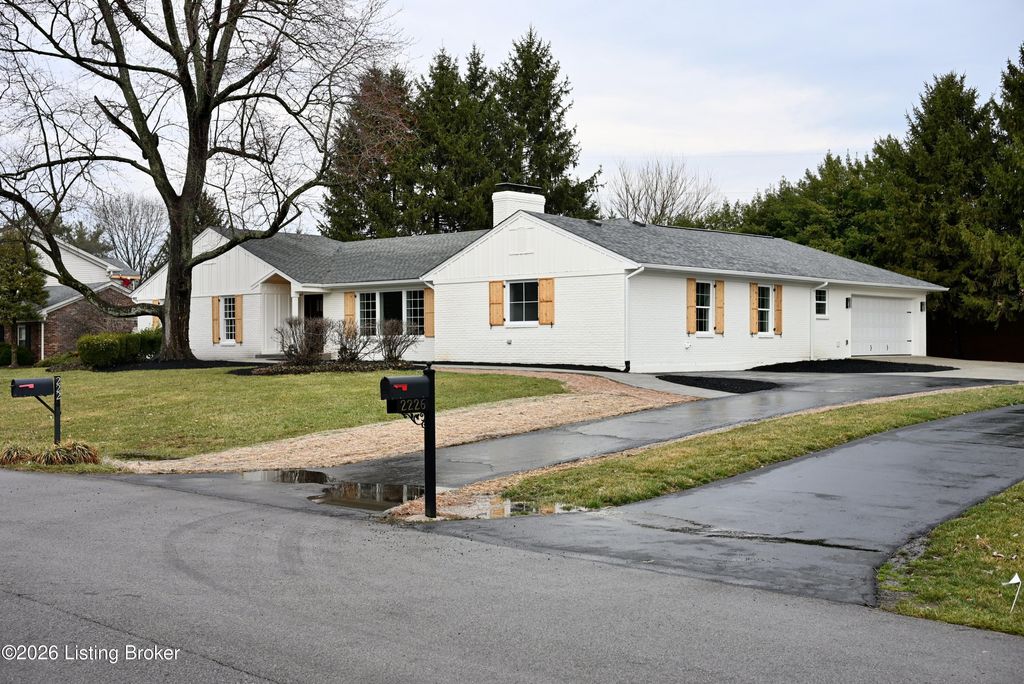 Photo of 2224 Wynnewood Cir, Louisville, KY 40222 (MLS # 1710419)
