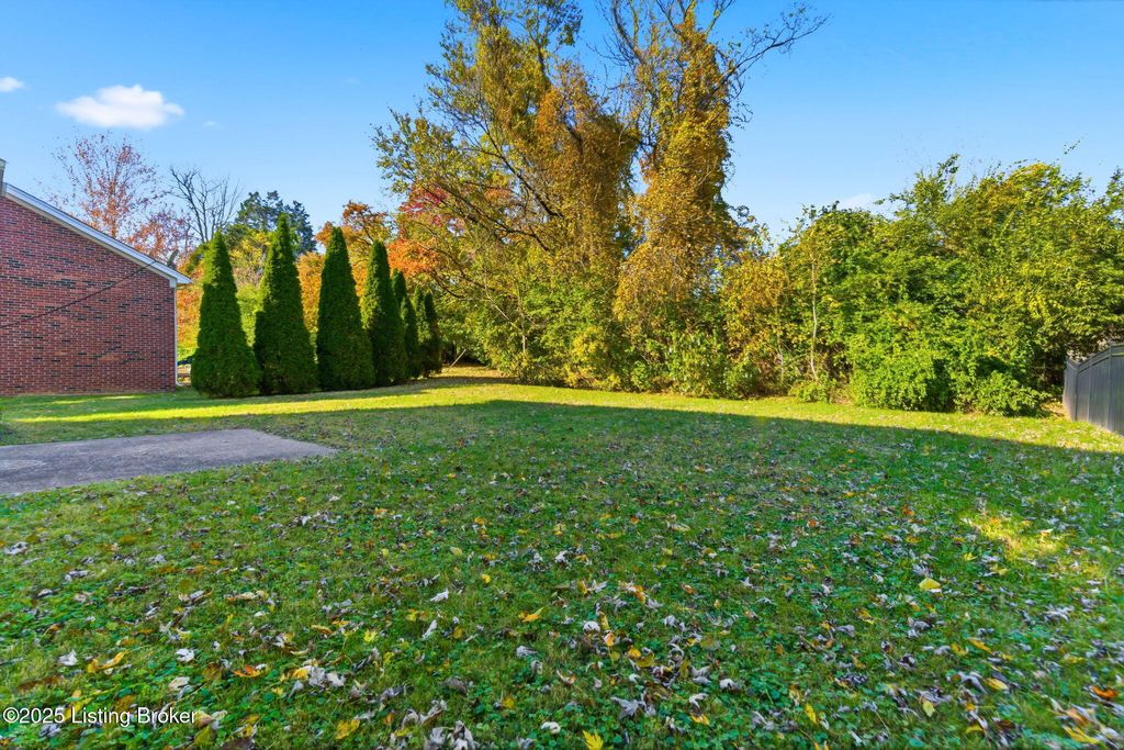 Photo of 6503 Grey Oaks Ct, Louisville, KY 40291 (MLS # 1704450)