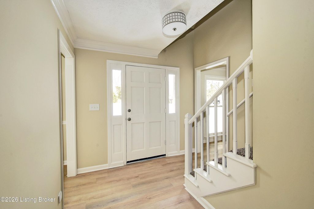 Photo of 1015 Benton Ridge Dr, Louisville, KY 40245 (MLS # 1708556)