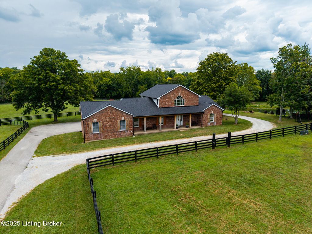 Photo of 1701 Acorn Ln, La Grange, KY 40031 (MLS # 1695288)