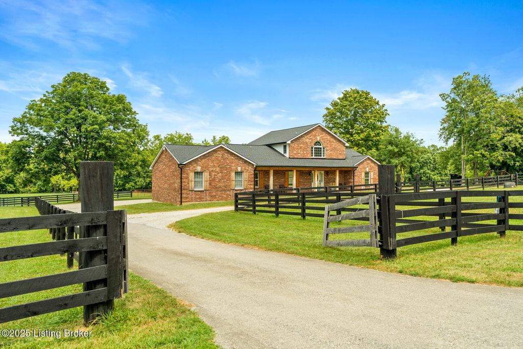 Photo of 1701 Acorn Ln, La Grange, KY 40031 (MLS # 1695288)