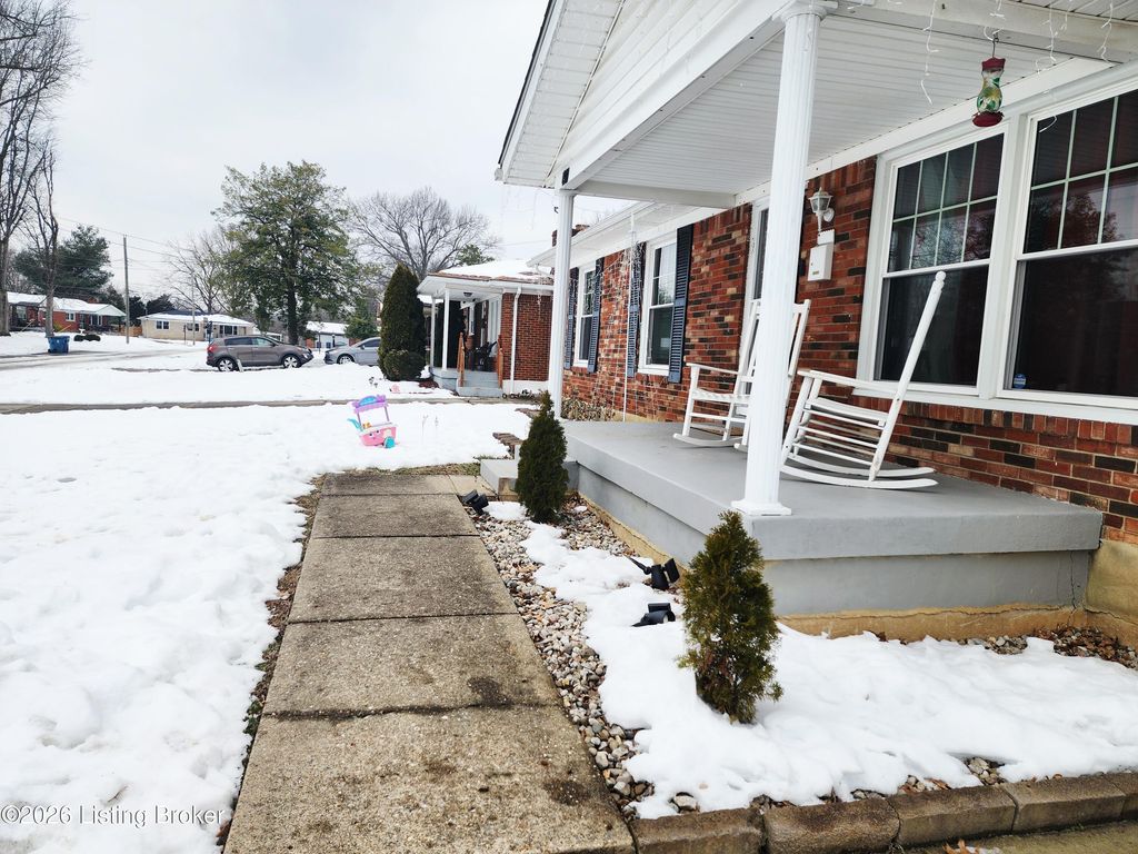 Photo of 4907 Rockaway Cir, Louisville, KY 40216 (MLS # 1708565)