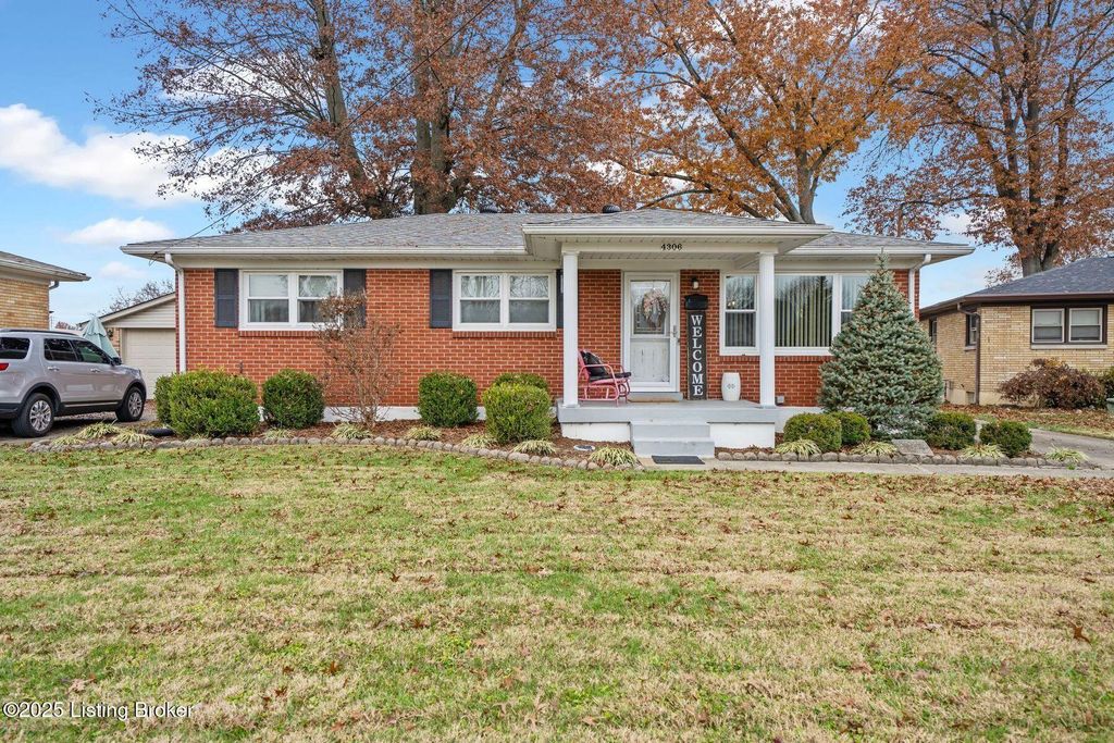 Photo of 4306 Cloverleaf Dr, Louisville, KY 40216 (MLS # 1704406)