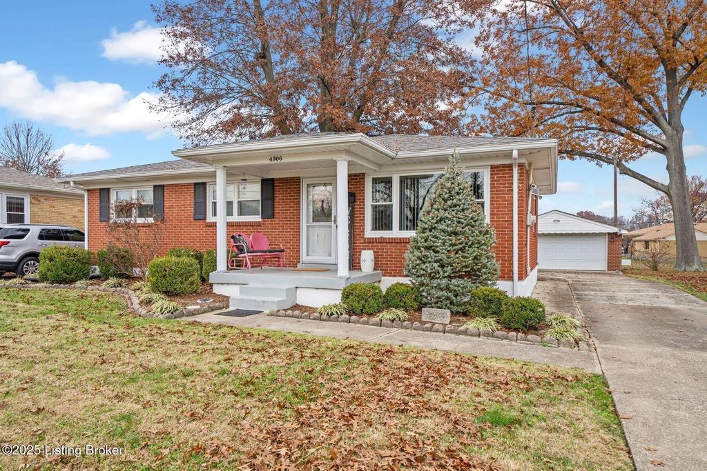 Photo of 4306 Cloverleaf Dr, Louisville, KY 40216 (MLS # 1704406)