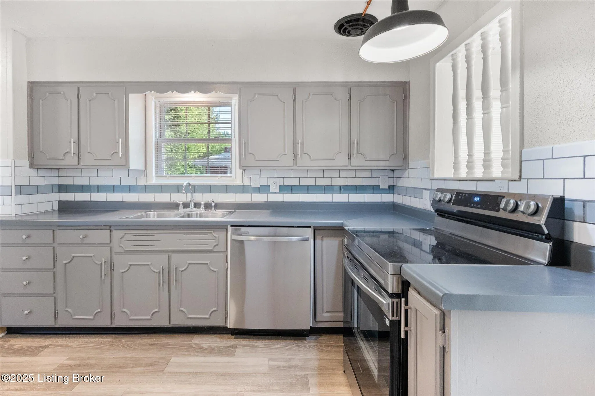 Louisville, Kentucky 40219, United States, 4 Bedrooms Bedrooms, ,2 BathroomsBathrooms,Residential,Active,189583