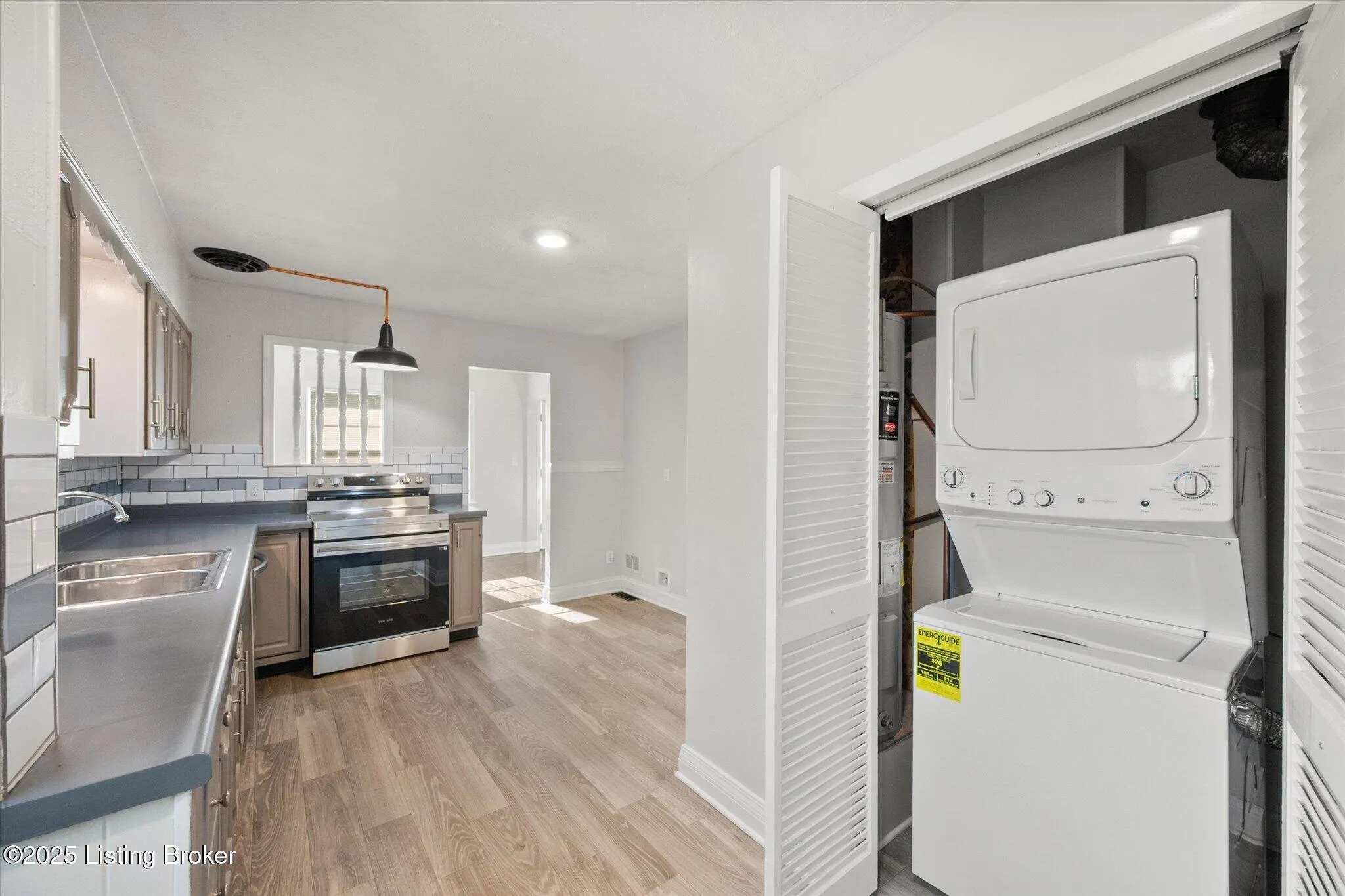 Louisville, Kentucky 40219, United States, 4 Bedrooms Bedrooms, ,2 BathroomsBathrooms,Residential,Active,189583