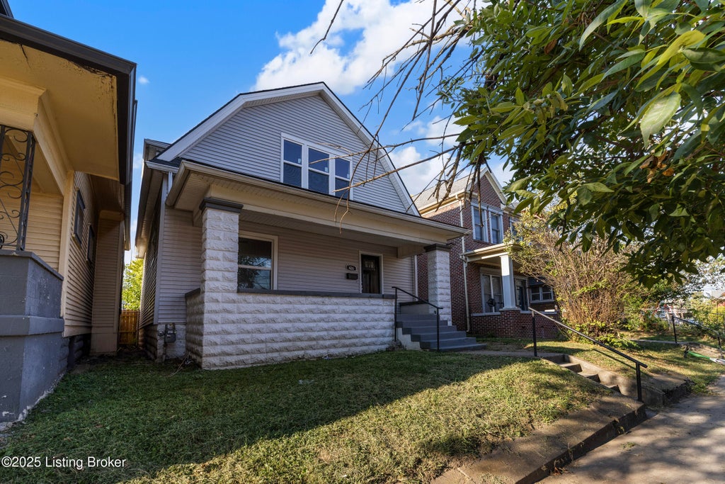 Photo of 426 E Oak St, Louisville, KY 40203 (MLS # 1730748)