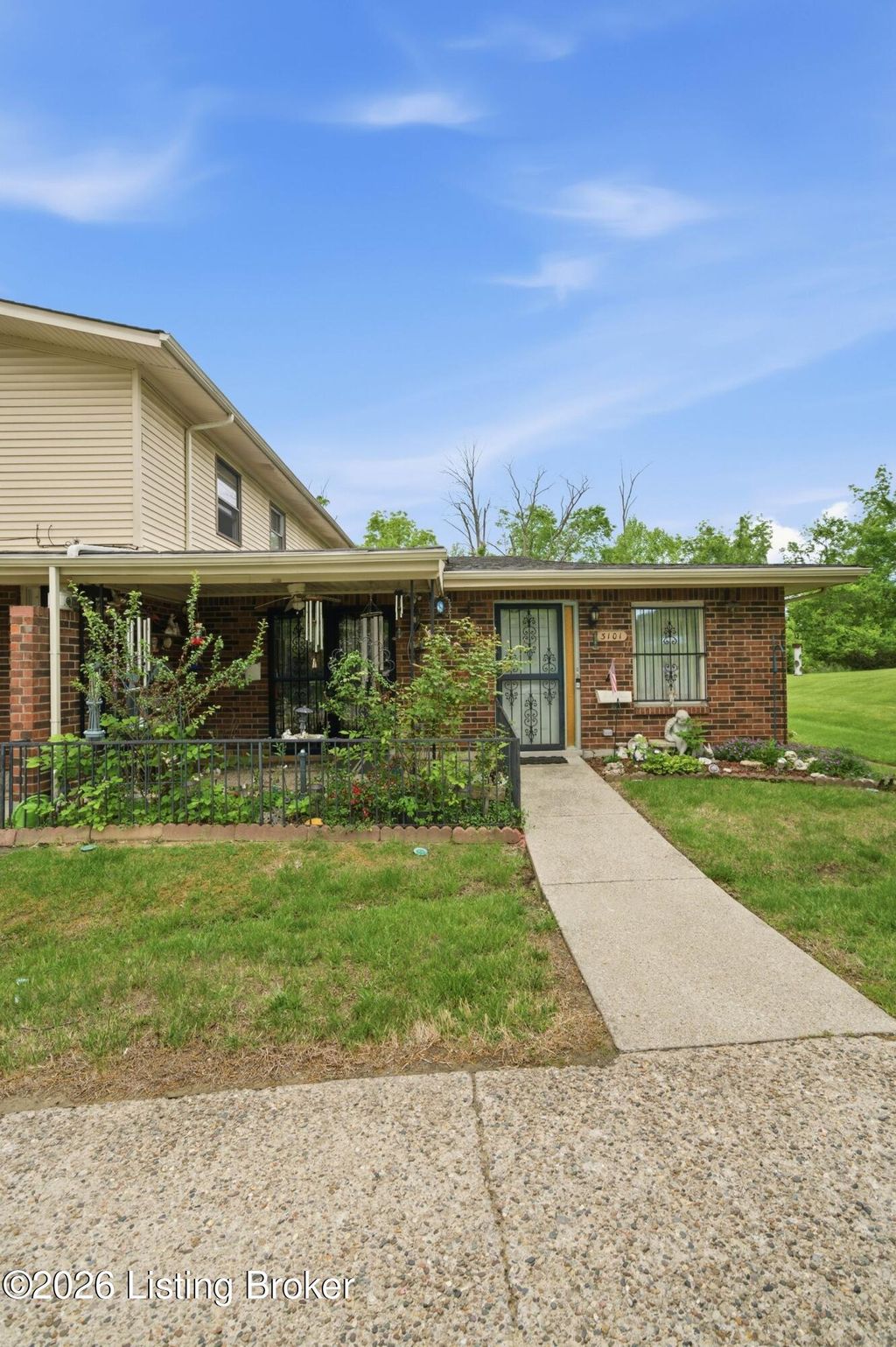 Photo of 3101 Meadowside Ct, Louisville, KY 40214 (MLS # 1715854)