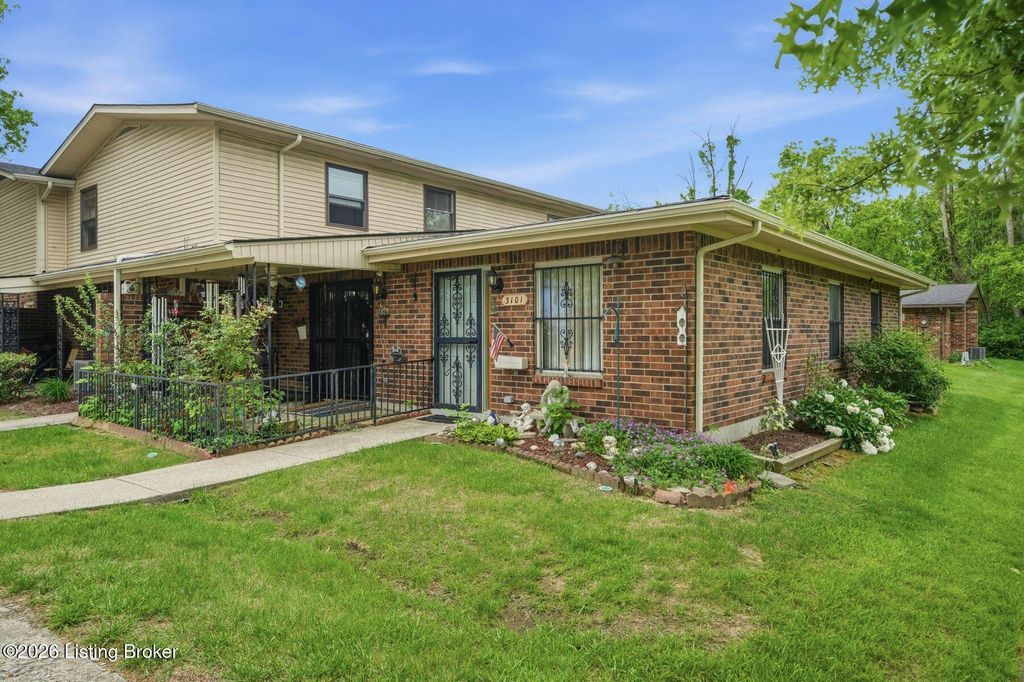 Photo of 3101 Meadowside Ct, Louisville, KY 40214 (MLS # 1715854)