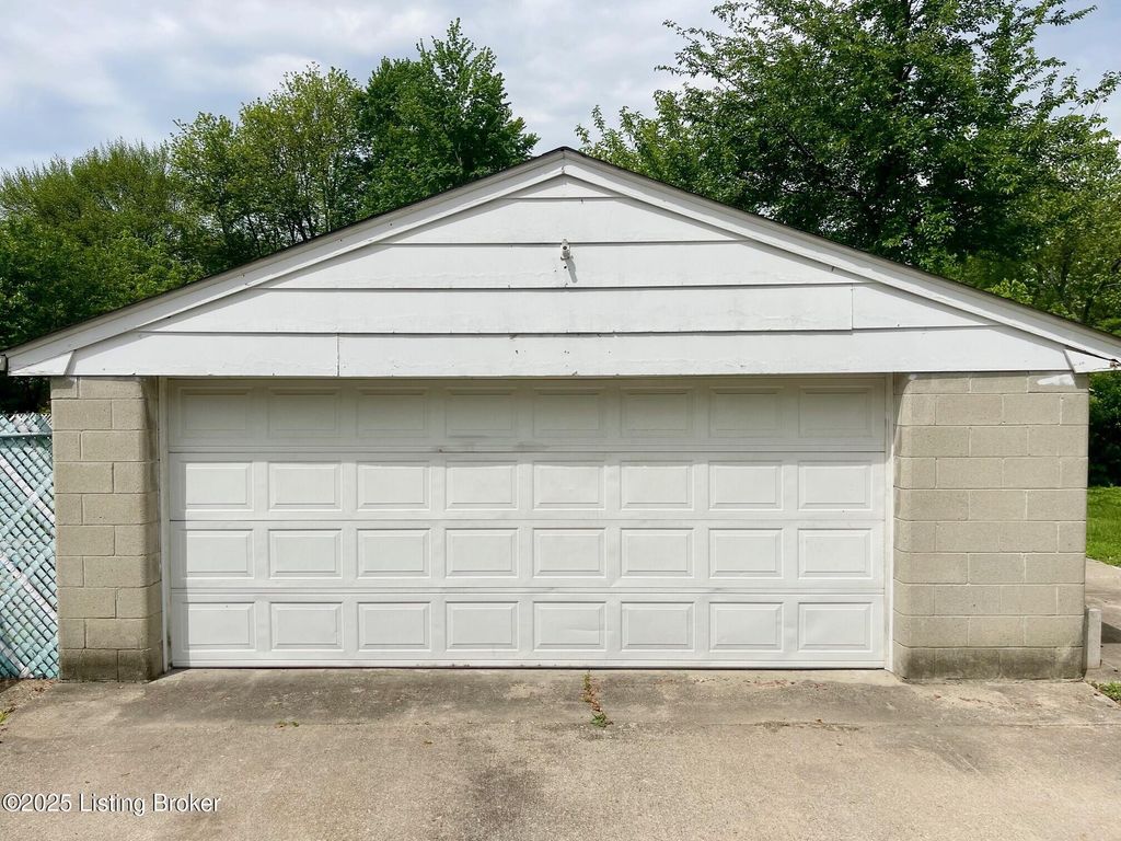 Photo of 6112 Corinth Way, Louisville, KY 40219 (MLS # 1715894)