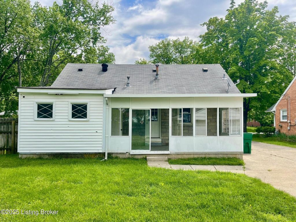 Photo of 6112 Corinth Way, Louisville, KY 40219 (MLS # 1715894)