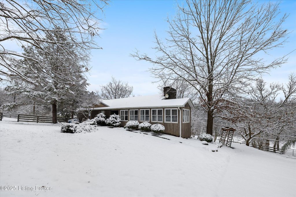 Photo of 1405 Robertson Ct, Crestwood, KY 40014 (MLS # 1705242)