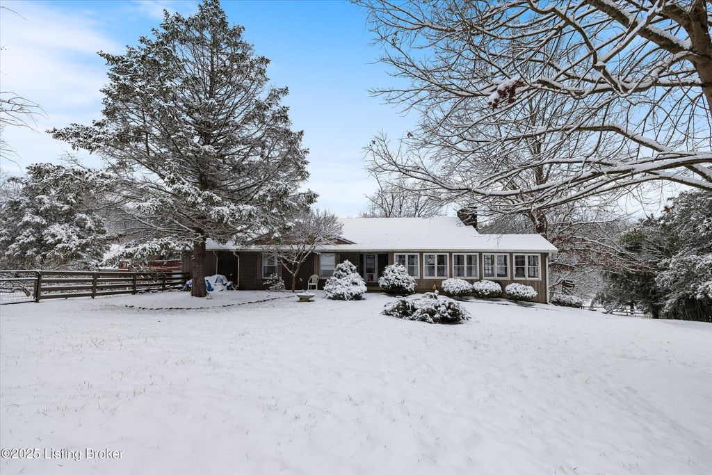 Photo of 1405 Robertson Ct, Crestwood, KY 40014 (MLS # 1705242)