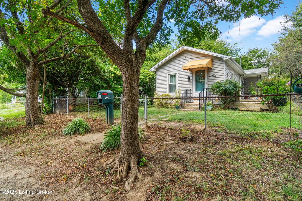 Photo of 2913 Lindsay Ave, Louisville, KY 40206 (MLS # 1714019)