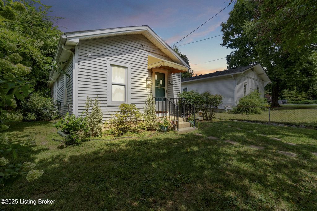 Photo of 2913 Lindsay Ave, Louisville, KY 40206 (MLS # 1714019)