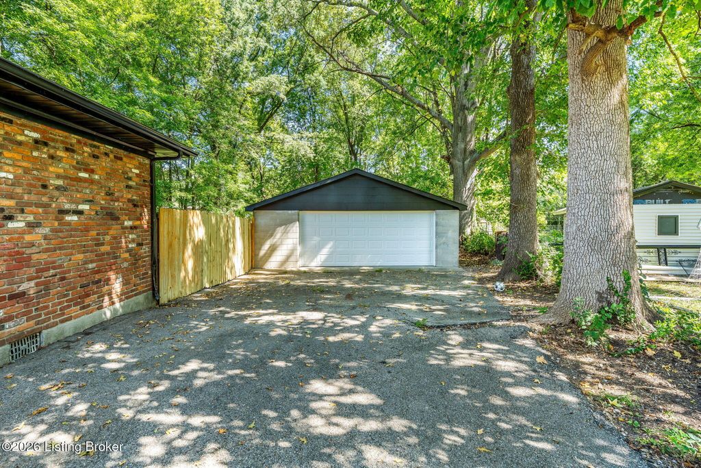 Photo of 1119 Ireland Dr, Louisville, KY 40219 (MLS # 1706999)