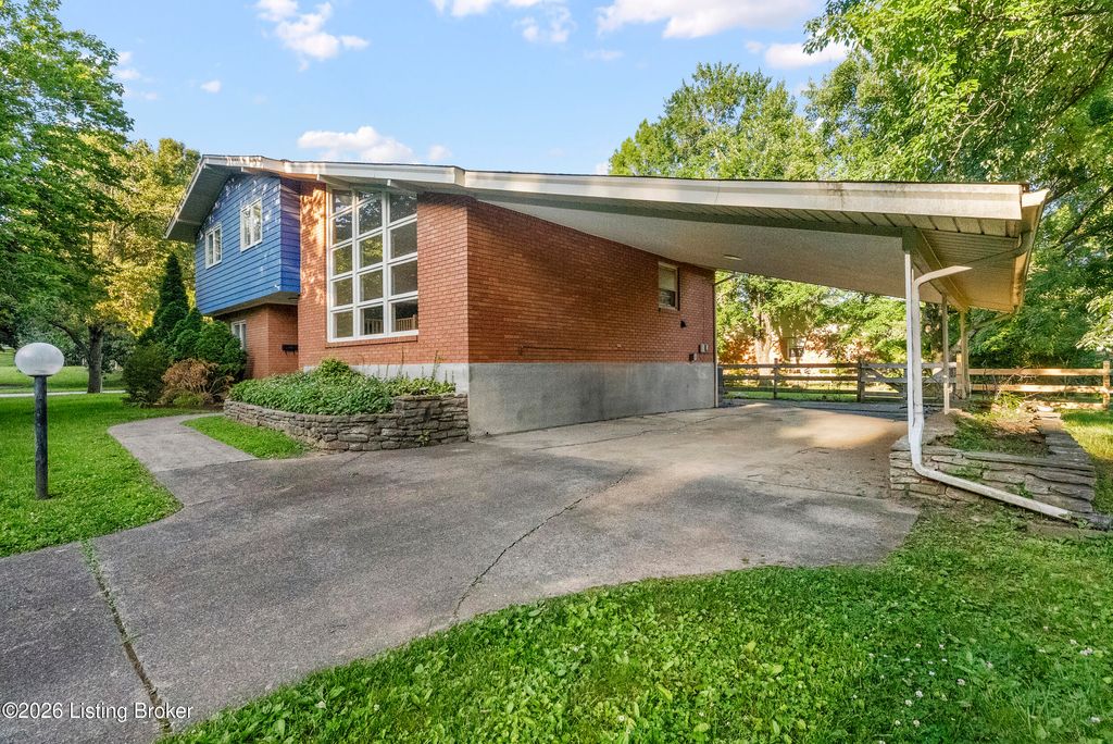Photo of 1608 Dunbarton Wynde, Louisville, KY 40205 (MLS # 1723471)