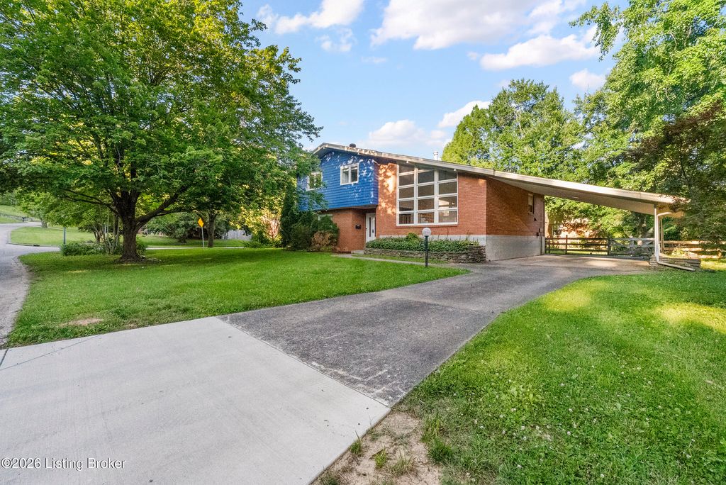 Photo of 1608 Dunbarton Wynde, Louisville, KY 40205 (MLS # 1723471)