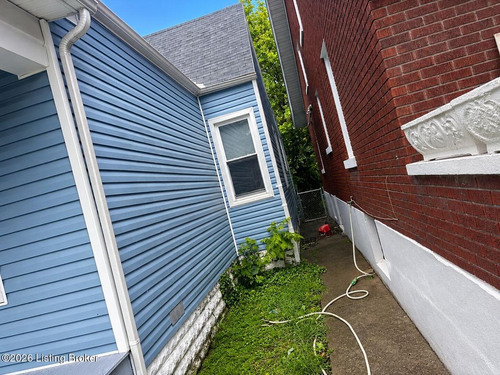 Photo of 2240 Grand Ave, Louisville, KY 40210 (MLS # 1716844)