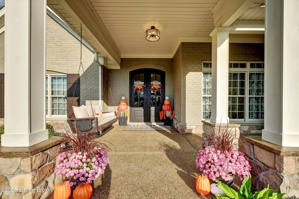 Photo of 8004 Wooded Ridge Dr, Louisville, KY 40214 (MLS # 1700147)