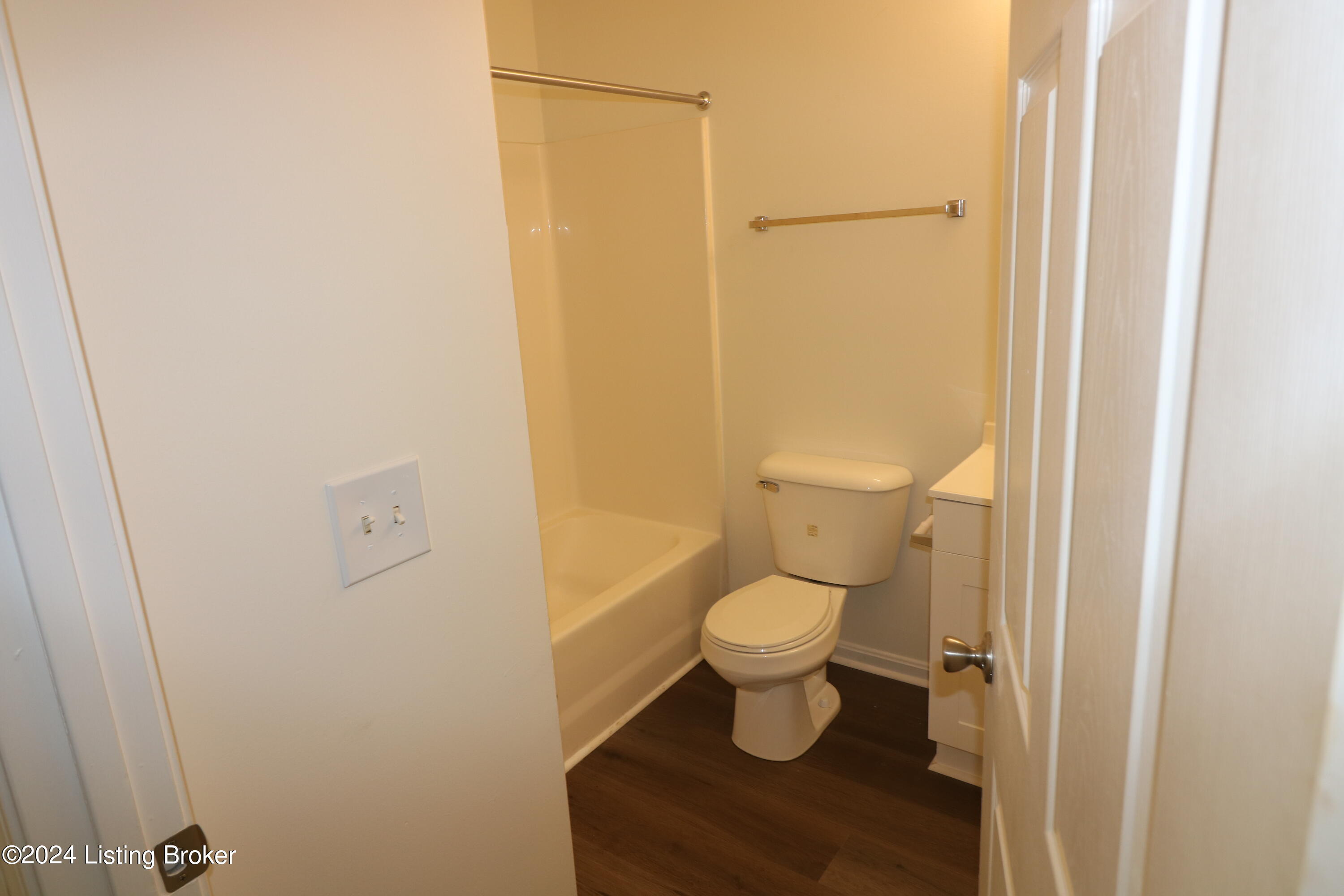 2010 W Market St, Louisville, Kentucky image 32