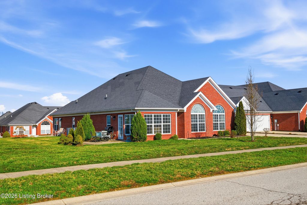 Photo of 182 W Woodlake Cir, Mt Washington, KY 40047 (MLS # 1711032)