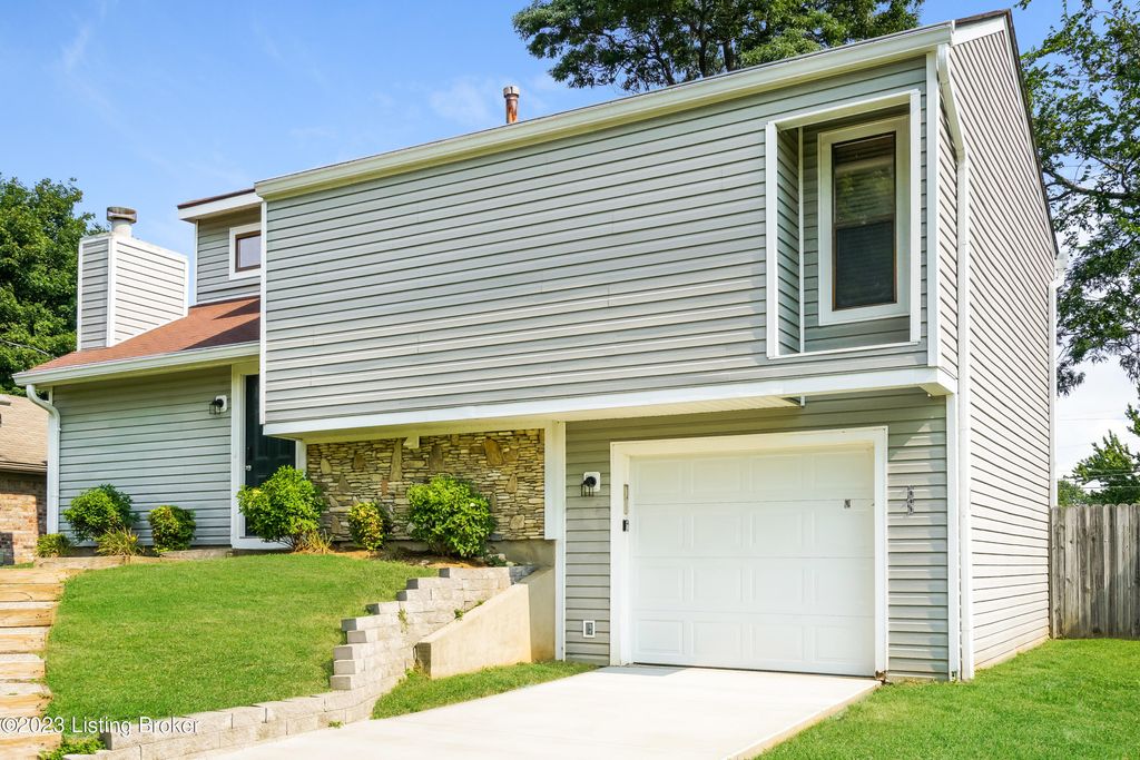 Photo of 3207 Lafollette Ct, Louisville, KY 40299 (MLS # 1707857)