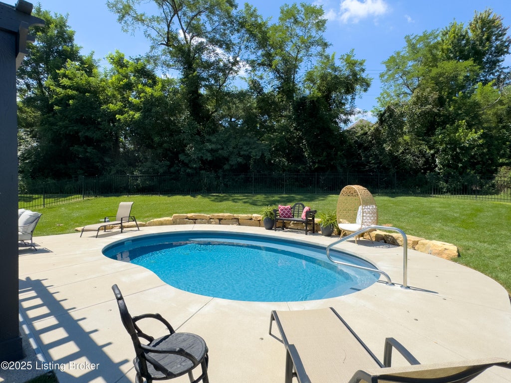 Photo of 2002 N Beckley Station Rd, Louisville, KY 40245 (MLS # 1727666)
