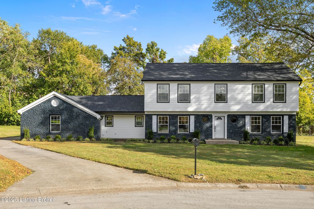 Photo of 713 Cadogan Ct, Louisville, KY 40222 (MLS # 1701545)