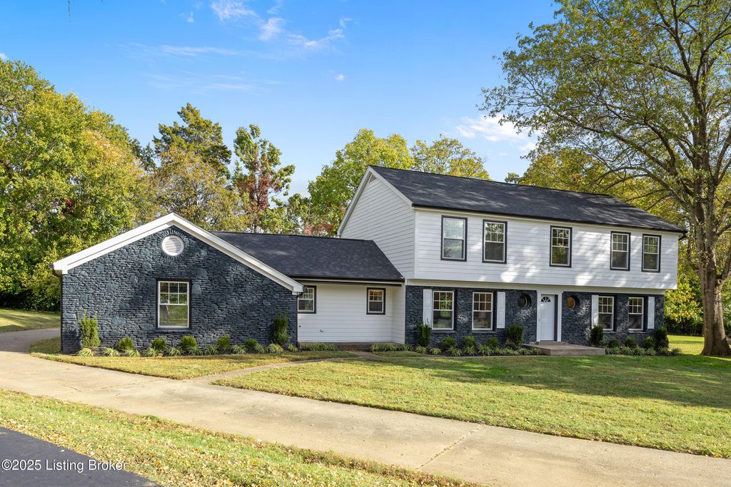 Photo of 713 Cadogan Ct, Louisville, KY 40222 (MLS # 1701545)