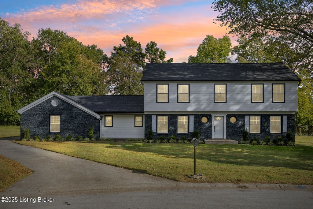 Photo of 713 Cadogan Ct, Louisville, KY 40222 (MLS # 1701545)
