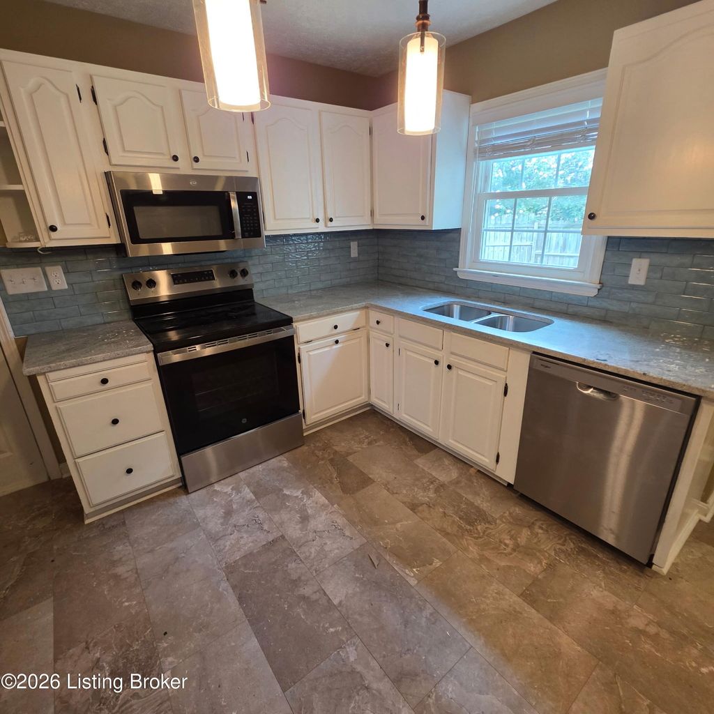 Photo of 2601 Stony Brook Dr, Louisville, KY 40220 (MLS # 1721347)