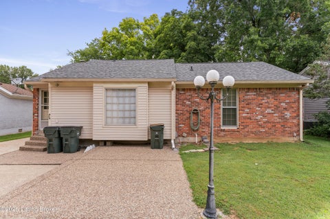 Tiny photo for 9302 Marse Henry Dr, Jeffersontown, KY 40299 (MLS # 1729717)