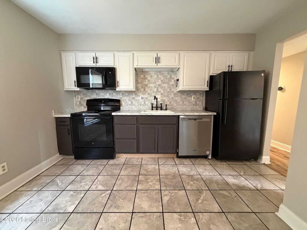 Photo of 4701 Haeringdon Ct, Louisville, KY 40299 (MLS # 1707776)