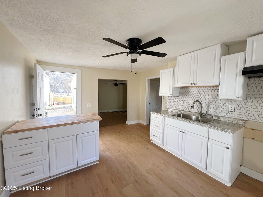 Photo of 1913 Duncan St, Louisville, KY 40203 (MLS # 1716388)