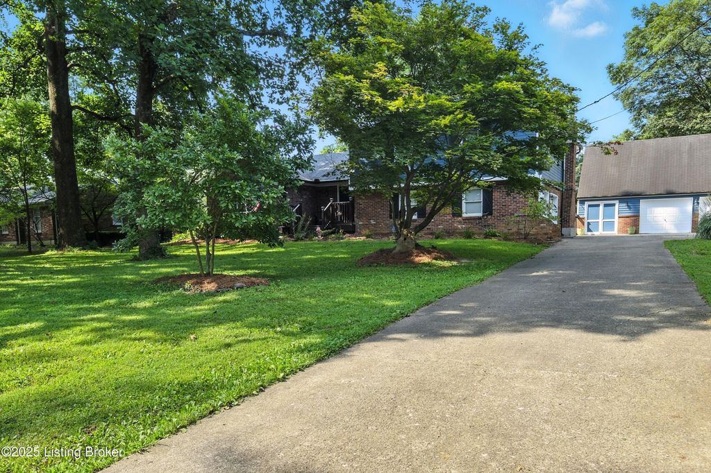 Photo of 204 Cherry Hill Rd, Pewee Valley, KY 40056 (MLS # 1695474)