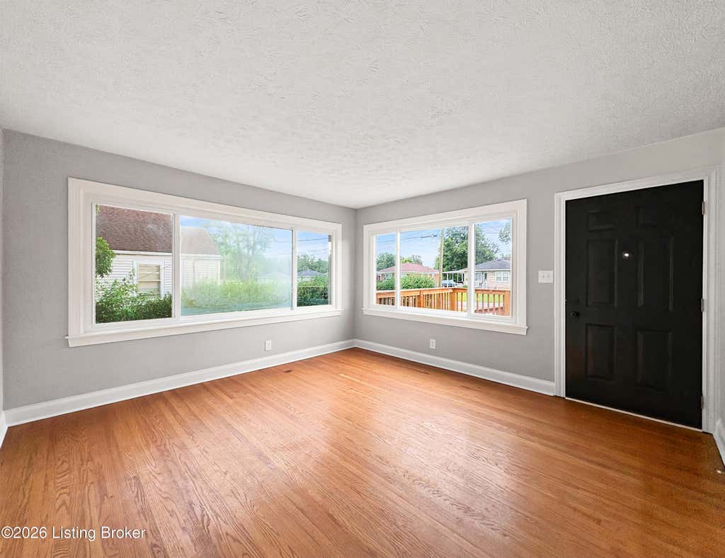 Photo of 6215 Fox Ave, Louisville, KY 40272 (MLS # 1724493)