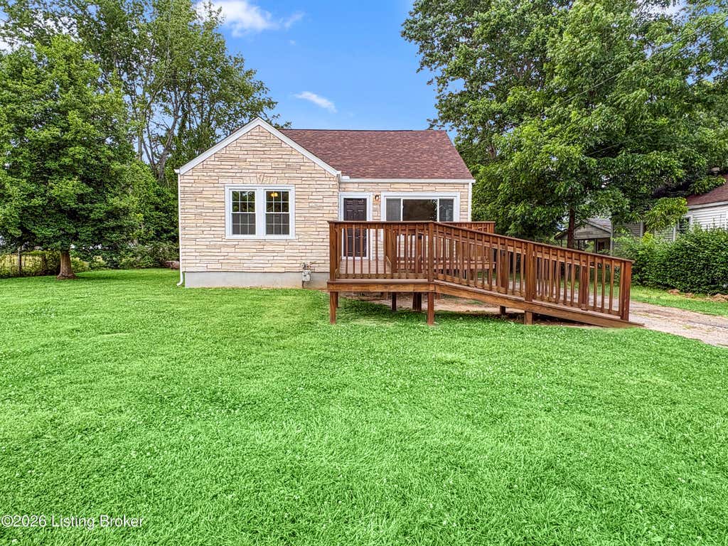 Photo of 6215 Fox Ave, Louisville, KY 40272 (MLS # 1724493)